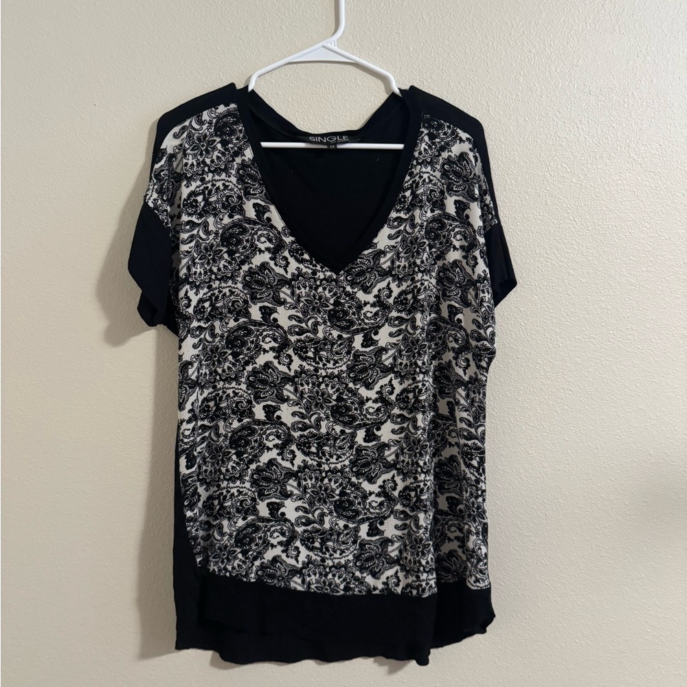 Single Black and White Patterned Short Sleeve Top